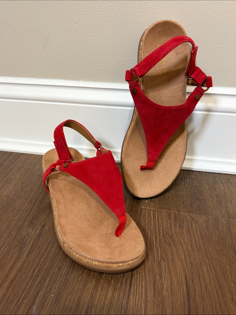 Vionic | New Kirra II Red Cork-Trim Thong Sandal women’s Size 7 suede upper - Picture 2 of 9